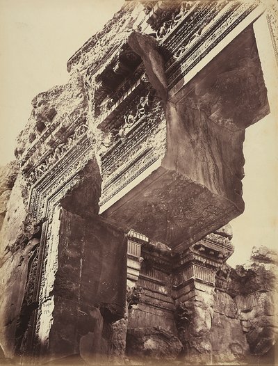 Detalhe da entrada de um templo, na zona arqueológica de Heliópolis ou Baalbek, antiga cidade síria, hoje Lebanoni. de Félix Bonfils