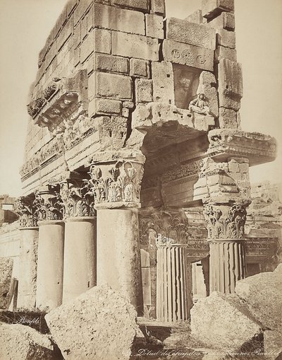 Detalhe dos pronaos do Templo de Baco, na zona arqueológica de Heliópolis ou Baalbek, antiga cidade síria, hoje Líbano. de Félix Bonfils