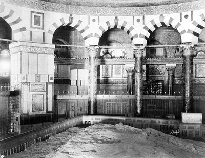 Interior da Mesquita de Omar em Jerusalém. Duas fileiras de pilares e colunas de mármore rodeiam a rocha sagrada aos judeus e aos muçulmanos. de Félix Bonfils