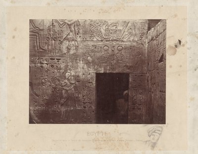 Homem em een ​​deuroopening no templo van Ramses III no Egito Esculturas no Templo de Ramsés III, na parte de trás do 2º pátio, à direita (Karnak) - Tebas (título do objeto) Egito (título da série no objeto) de Félix Bonfils