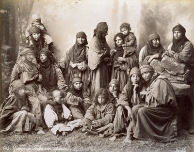 Retrato, de, um, grupo, de, syrian, beduínos, em, humilde, vestido étnico de Félix Bonfils