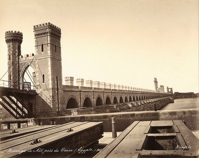 A barragem do Nilo, perto do Cairo, Egipto de Félix Bonfils