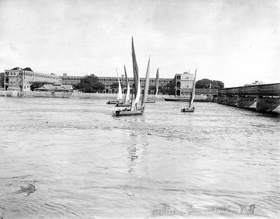 Vista do quartel com vista para o Nilo, perto da ponte de Kasr, no Cairo, no Egipto de Félix Bonfils