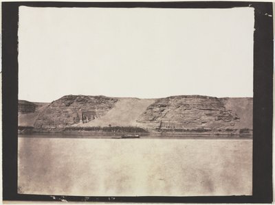 Vista geral dos monumentos esculpidos na rocha com os fotógrafos Dahabieh. Abu Simbel, 1851-1852. de Félix Teynard