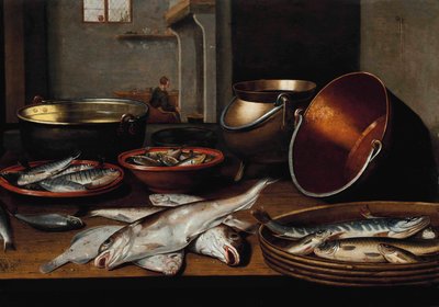 Interior de uma cozinha com peixe e utensílios numa mesa de Floris van Schooten