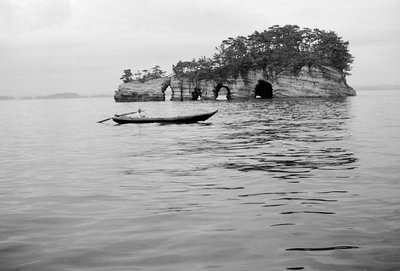 Entre as ilhas de Matsushima, perto de Sendai de Fosco Maraini