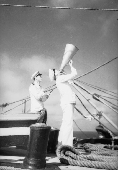 No navio-escola Amerigo Vespucci: cadetes com megafone de Fosco Maraini