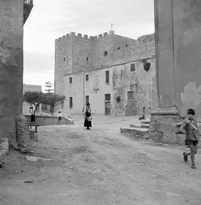 Vista de Salemi com o seu castelo, Sicília de Fosco Maraini