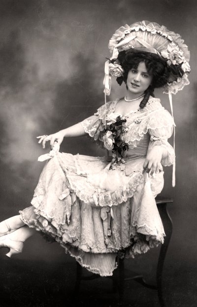 Fanny Dango 1878-1972, cantora e dançarina, início do século XX. de Foulsham and Banfield