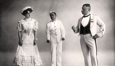 Florence Jameson, Reginald Switz e Alfred Clarke em uma cena de The Blue Moon, século XX. de Foulsham and Banfield
