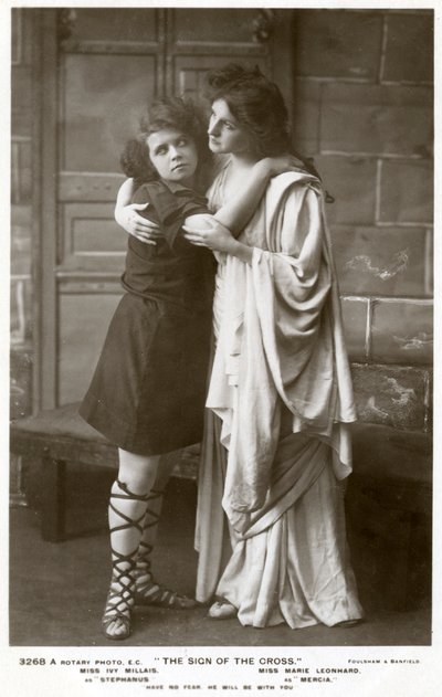 Ivy Millais e Marie Leonhard, atrizes, c1900s. de Foulsham and Banfield