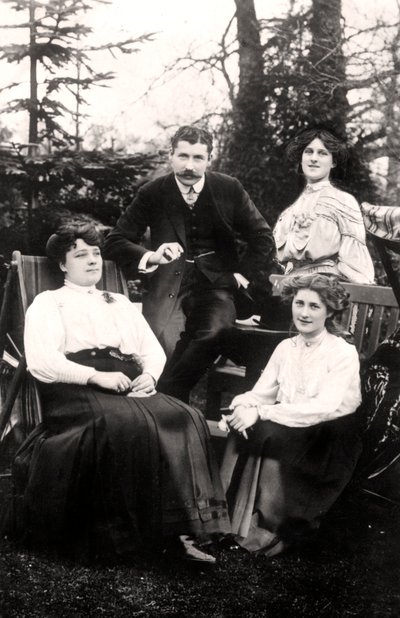 Zena 1887-1975 e Phyllis Dare 1890-1975, atrizes inglesas, com seus pais, 1906. de Foulsham and Banfield