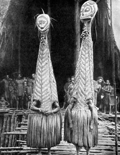 Máscaras e viseiras de duende usadas como auxiliares de beleza, Papua, Nova Guiné, 1936. de Fox Photos