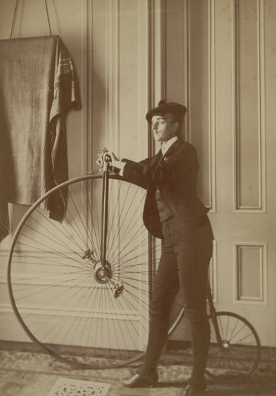Dentro de casa com uma bicicleta Penny Farthing Bicycle, c.1890 (foto sépia) de Frances Benjamin Johnston