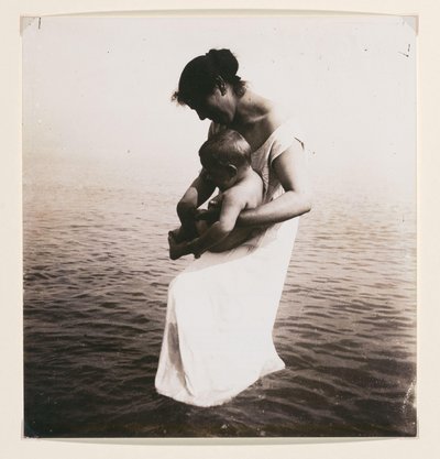 Montagem de mulher com o bebé e o mar em fundo de Francesco Michietti