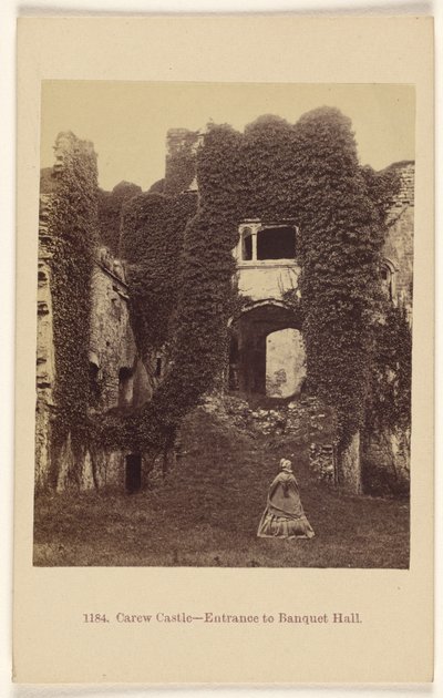 Carew Castle - Entrada para o salão de banquetes. de Francis Bedford