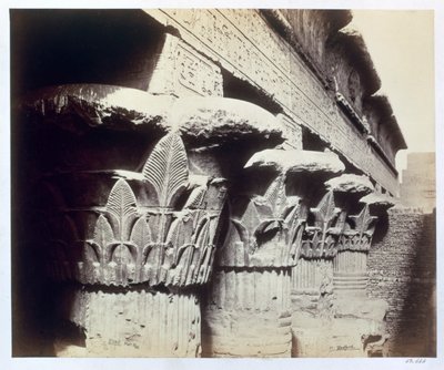 As capitais do pórtico, Templo de Khnum, Esna, Egito, 1862 de Francis Bedford
