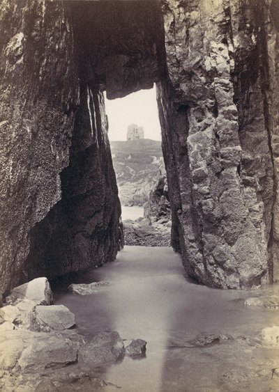 [Vista através das rochas de Tower On Hill], década de 1870. de Francis Bedford