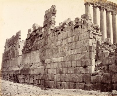 Extremidade ocidental da parede exterior do Templo do Sol, Baalbek de Francis Bedford