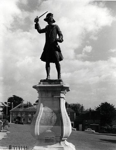 Estátua do Major General James Wolfe (1727-59) (bronze) (foto a p/b) de Francis Derwent Wood