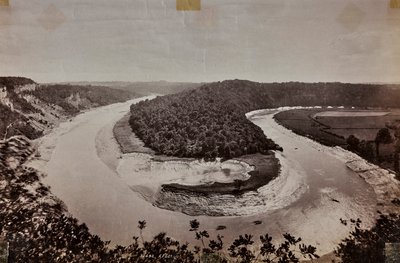 Um meandro em um rio, na Grã-Bretanha, provavelmente no País de Gales, cujo curso formou uma curva fechada de Francis Frith