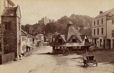 Mercado coberto e castelo de Dunster de Francis Frith
