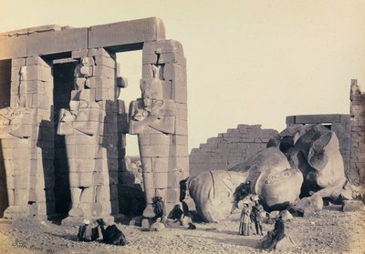 "Egito e Palestina": detalhe das pilastras osirianas de Ramesseum, templo funerário de Ramsés II, Tebas de Francis Frith