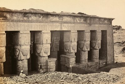 "Egito e Palestina": fachada dos pronaos do templo da era romana dedicada à deusa Hathor em Dandara, no Alto Egito de Francis Frith
