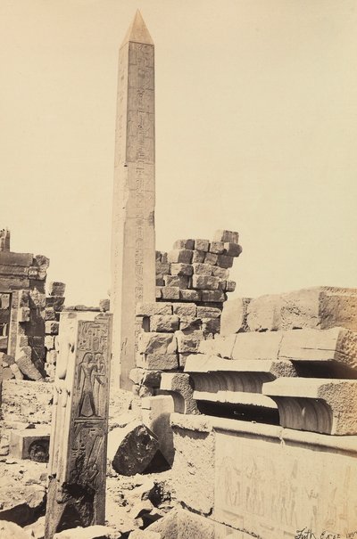 "Egito e Palestina": obelisco de granito construído pelo faraó Tutmosis I e a rainha Hatshepsut no grande templo de Amon-Ra, Karnak, Egito de Francis Frith