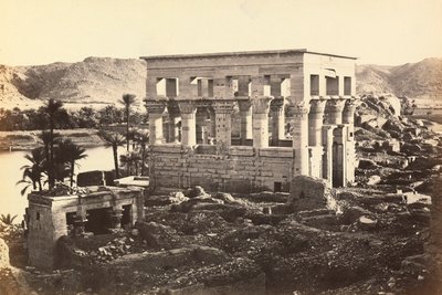 "Egito e Palestina": pavilhão de Trajano no monumental complexo de Filae, Ilha de Agilkia, arredores de Assuan, Egito de Francis Frith