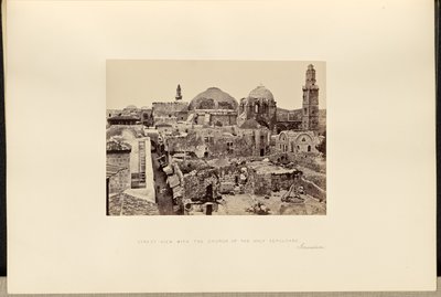Vista da rua com a Igreja do Santo Sepulcro, Jerusalém de Francis Frith