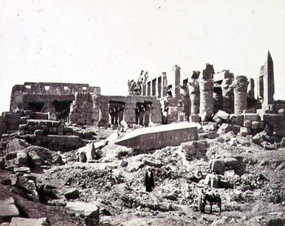 O Templo de El-Karnak do Sudeste, c.1856-59 (foto sépia) de Francis Frith