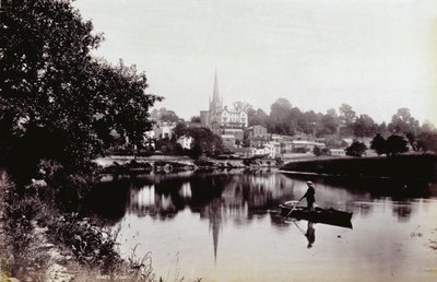 A cidade de Ross-On-Wye, vista de uma margem do rio. Em primeiro plano, um homem em pé num barco a remos. de Francis Frith