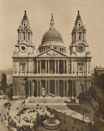A grande igreja construída por Wren no local da antiga St. Pauls, c1935. de Frith and Co