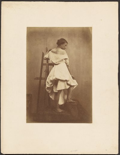 Modelo de vestido branco com cavalete de Franck Chavassaigne