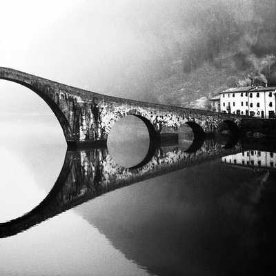 Ponte de Pedra Ennevoada de Franco Maffei
