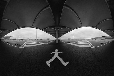 Perspetiva de um parque de estacionamento a preto e branco de Francois Casanova