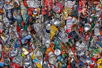 Latas amassadas e coloridas de Francois Casanova