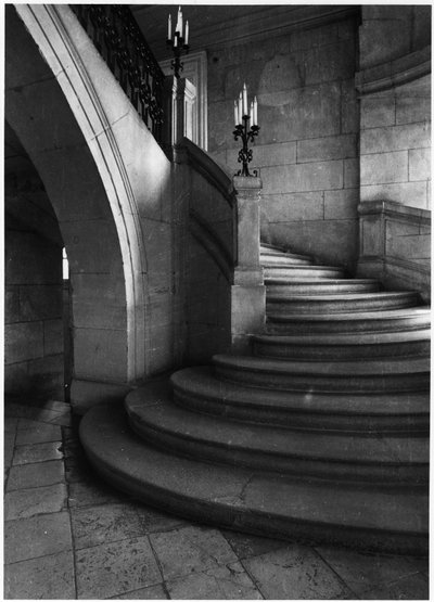 Escadaria do Hotel Guenégard (Musée de la chasse) em Paris, do arquitecto Mansart - fotografia, século XX. de Francois Mansart