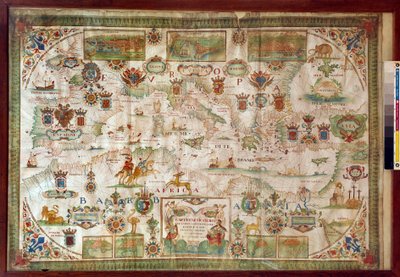 Mapa geográfico do Mar Mediterrâneo mostrando as costas da Europa (França, Espanha, Itália e África (Tunísia, Argélia, Egipto). O mar está povoado de monstros e caravelas, enquanto em terra são visíveis todos os tipos de animais e habitantes registro de Francois Ollive
