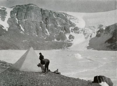 The Devils Punch Bowl, um Cwm vazio no canto sudoeste de Granite Harbor, 1912, 1913 de Frank Debenham