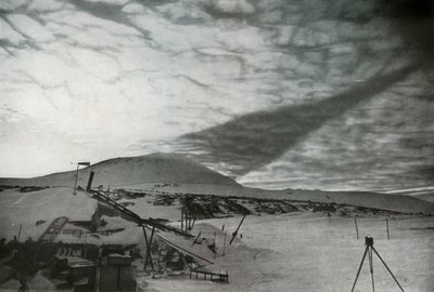 A Sombra do Monte Erebus nas Nuvens, setembro de 1911, 1913 de Frank Debenham
