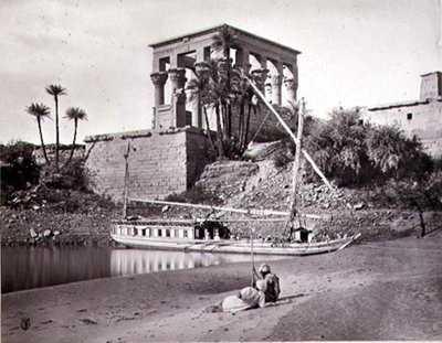 O Templo de Trajano, olhando para Sudoeste, Philae (foto p&b) de Frank Mason Good