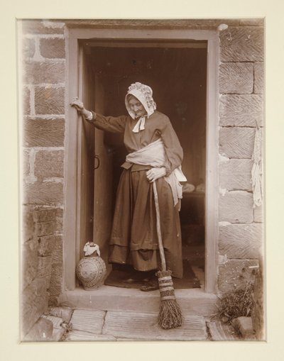 Uma velha senhora com uma garrafa de levedura na porta de uma casa de campo de Frank Meadow Sutcliffe