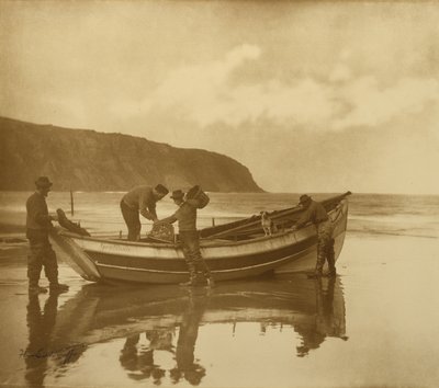 Beaching the Gratitude, c.1890 (impressão de prata gelatina com tonalidade) de Frank Meadow Sutcliffe