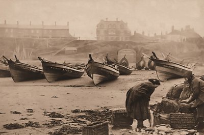 Mulheres carregando peixe nos cestos dos barcos de pesca, Whitby Harbour de Frank Meadow Sutcliffe