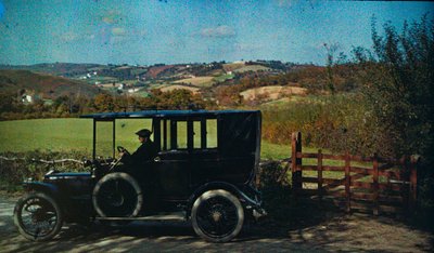Autocromo a cores antigo, cerca de 1916. Homem num carro, talvez o fotógrafo em Inglaterra,... de Franklin Price Knott