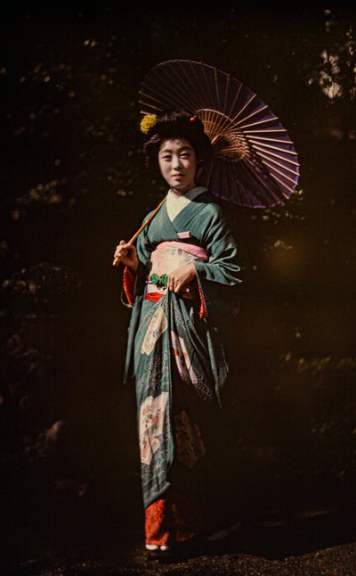 Mulher japonesa segurando guarda-sol e vestindo quimono, autocromo colorido antigo, c.1916 (foto) de Franklin Price Knott