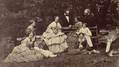 [Retrato de grupo de quatro mulheres, dois homens e três crianças em um jardim], 1850s-60s. de Franz Antoine