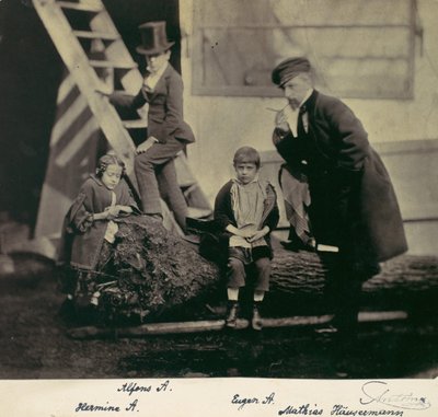 [Hermine, Alfons e Eugen Antoine e Mathias Höusermann em uma árvore caída], 1850s-60s. de Franz Antoine
